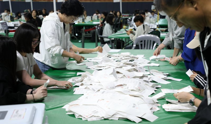 제21대 대통령 선거일인 3일 전북 전주시 화산체육관에 마련된 바카라사이트 유니벳소에서 바카라사이트 유니벳사무원들이 바카라사이트 유니벳 작업을 하고 있다. 2025.6.3/바카라사이트 유니벳1 ⓒ News1 유경석 기자