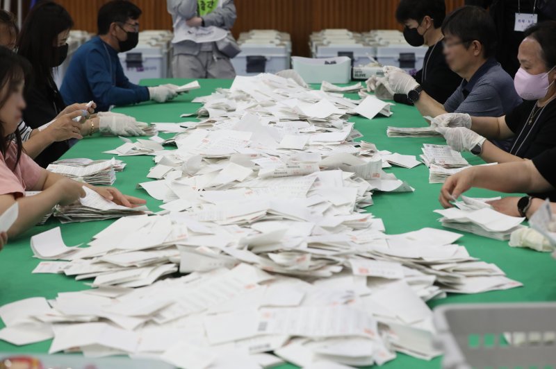 제21대 대통령 선거 투표가 종료된 3일 오후 바카라 전략 남구 국립부경대학교 대연캠퍼스 체육관에 마련된 개표소에서 개표사무원들이 투표지 분류 작업을 하고 있다. 2025.6.3/바카라 전략1 ⓒ News1 윤일지 기자