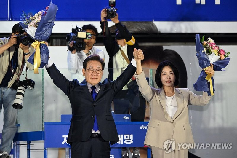 시민들에게 인사하는 이재명 후보와 김혜경 여사 (출처=연합뉴스)