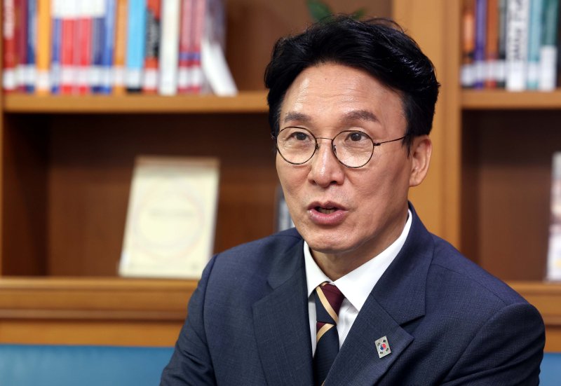 [서울=뉴시스] 조성봉 기자= 카지노 바카라 더불어민주당 상임 공동선거대책위원장이 19일 서울 여의도 국회 의원회관에서 뉴시스와 인터뷰를 하고 있다. 2025.05.20. suncho21@newsis.com