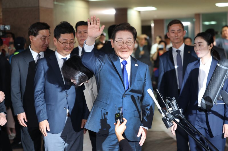 우리카지노 바카라사이트 더불어민주당 대통령 후보가 3일 밤 당선이 확실시된 가운데 인천 계양구 자택을 나서고 있다. 2025.6.4/뉴스1 ⓒ News1 이동해 기자