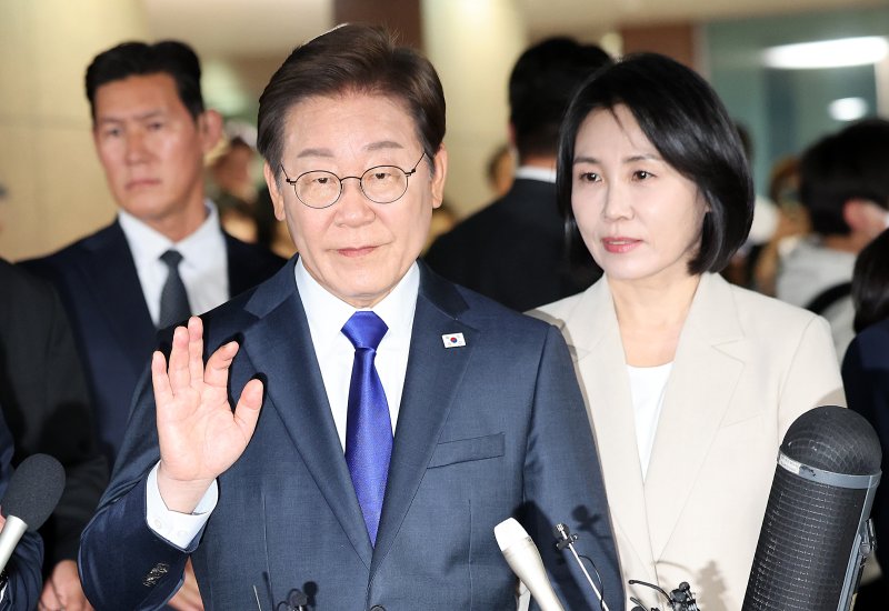메이저 바카라사이트 더불어민주당 대통령 후보가 3일 밤 당선이 확실시된 가운데 인천 계양구 자택을 나서고 있다. 2025.6.4/메이저 바카라사이트1 ⓒ News1 이동해 기자