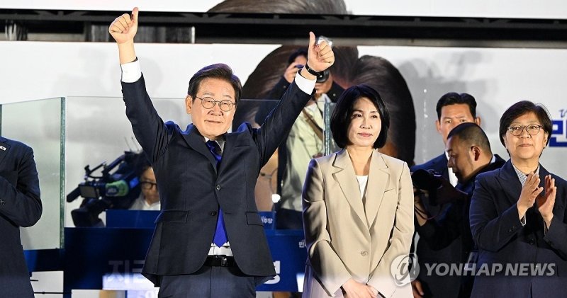 시민들에게 인사하는 이재명 후보 (출처=연합뉴스)
