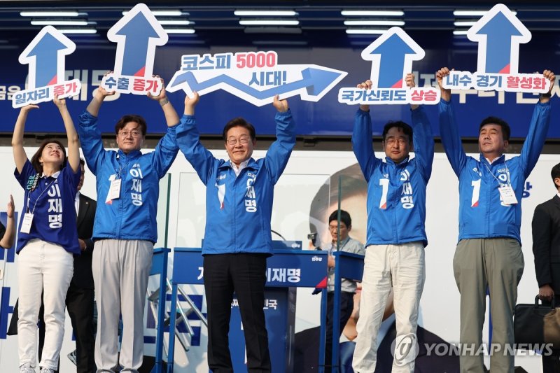 이재명 후보, 경제회복 퍼포먼스 (출처=연합뉴스)