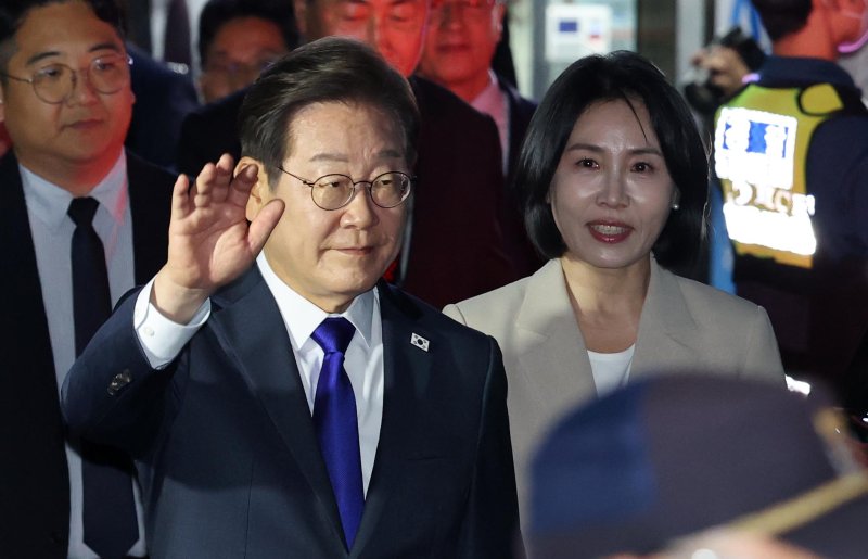 당선이 인터넷 바카라사이트시된 이재명 더불어민주당 대통령 후보가 4일 서울 여의도 민주당사를 방문한 후 개표방송 행사장으로 향하고 있다. (공동취재) 2025.6.4/인터넷 바카라사이트1 ⓒ News1 안은나 기자