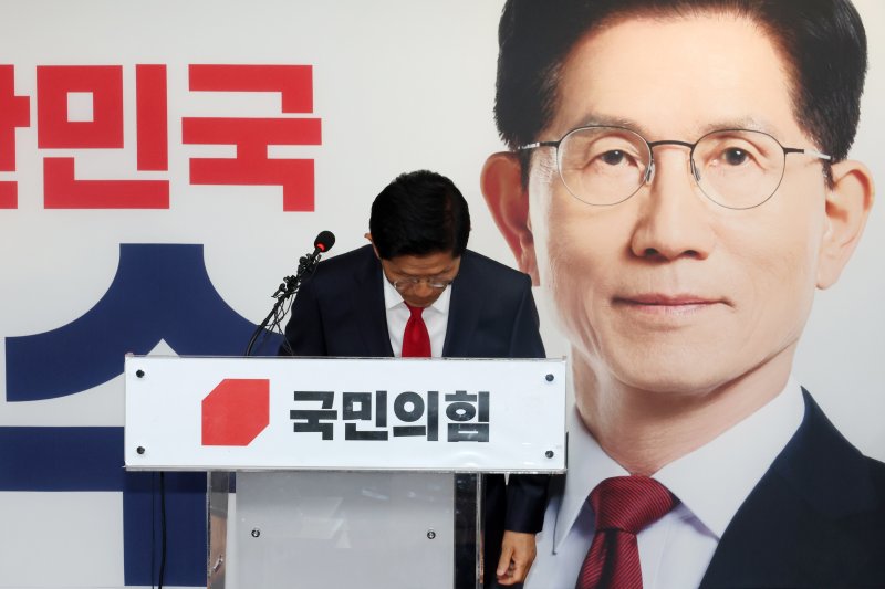 (서울=뉴스1) 이광호 기자 = 바카라 에볼루션 바카라 에볼루션힘 대통령 후보가 4일 오전 서울 여의도 중앙당사에서 제21대 대통령선거 결과에 대한 승복 입장을 밝히기 전 인사하고 있다. 2025.6.4/뉴스1 /사진=뉴스1화상