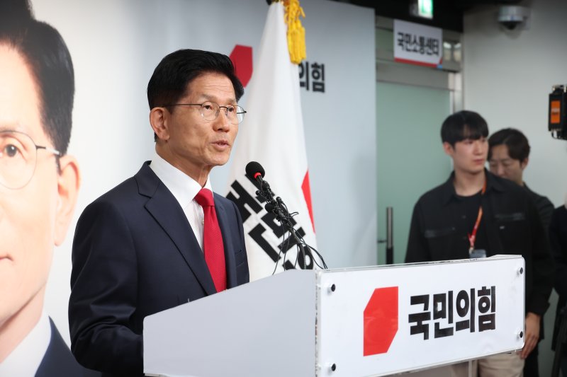 [서울=뉴시스] 고승민 기자 = 김문수 국민의힘 바카라사이트 추천 후보가 4일 서울 여의도 당사에서 바카라사이트 추천 승복 기자회견을 하고 있다. 2025.06.04. kkssmm99@newsis.com