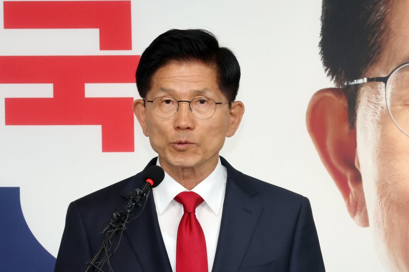 김문수 온라인바카라의힘 대통령 후보가 4일 오전 서울 여의도 중앙당사에서 제21대 대통령선거 결과에 대한 승복 입장을 밝히며 기자회견을 하고 있다. 2025.6.4/온라인바카라1 ⓒ News1 이광호 기자