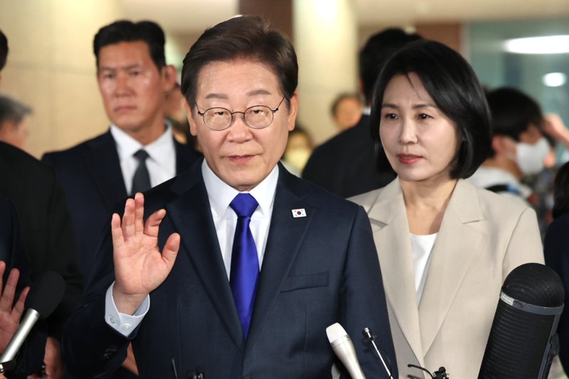 바카라사이트 비타임 더불어민주당 대통령 후보가 3일 밤 당선이 확실시된 가운데 인천 계양구 자택을 나서고 있다. 2025.6.3/뉴스1 ⓒ News1 이동해 기자