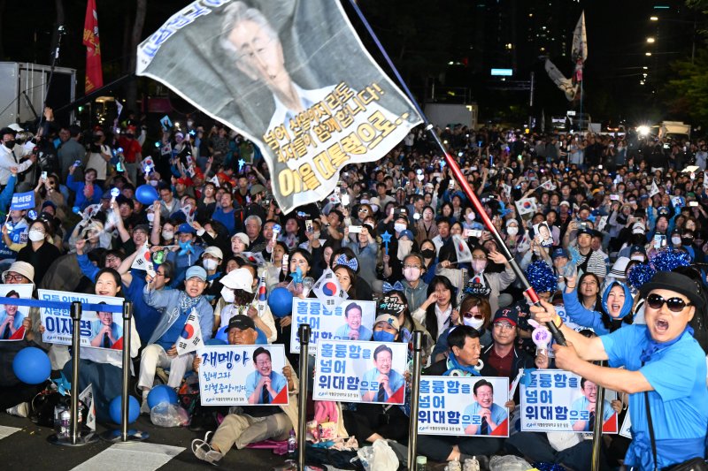 바카라사이트 비타임 더불어민주당 대통령 후보가 3일 밤 당선이 확실시된 가운데 서울 여의도 국회 앞에서 지지자들이 환호하고 있다. (공동취재) 2025.6.4/뉴스1 ⓒ News1 안은나 기자