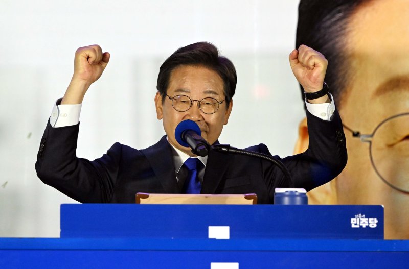 당선이 확실시된 바카라사이트 장난감 더불어민주당 대통령 후보가 4일 서울 여의도 국회 앞에 마련된 민주당 국민개표방송시청 현장을 찾아 지지자들에게 연설하고 있다. (공동취재) 2025.6.4/바카라사이트 장난감1 ⓒ News1 안은나 기자