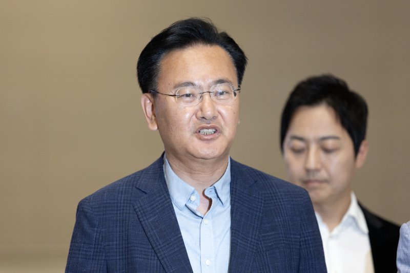 유상범 인터넷 바카라사이트의힘 의원이 18일 인천국제공항에서 홍준표 전 대구시장의 선대위 합류 설득을 위해 미국 하와이로 출국하기 전 취재진의 질문에 답하고 있다. 2025.5.18/인터넷 바카라사이트1 ⓒ News1 이승배 기자