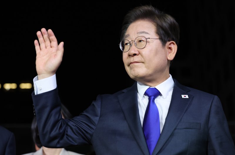 당선이 확실시된 우리카지노 바카라사이트 더불어민주당 대통령 후보가 4일 서울 여의도 민주당사에 들어서며 손을 흔들고 있다. (공동취재) 2025.6.4/우리카지노 바카라사이트1 ⓒ News1 안은나 기자