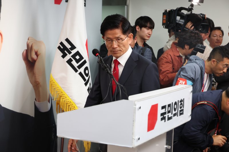 [서울=뉴시스] 고승민 기자 = 김문수 바카라사이트 비타임 대선 후보가 4일 서울 여의도 당사에서 대선 승복 기자회견을 하고 있다. 2025.06.04. kkssmm99@newsis.com