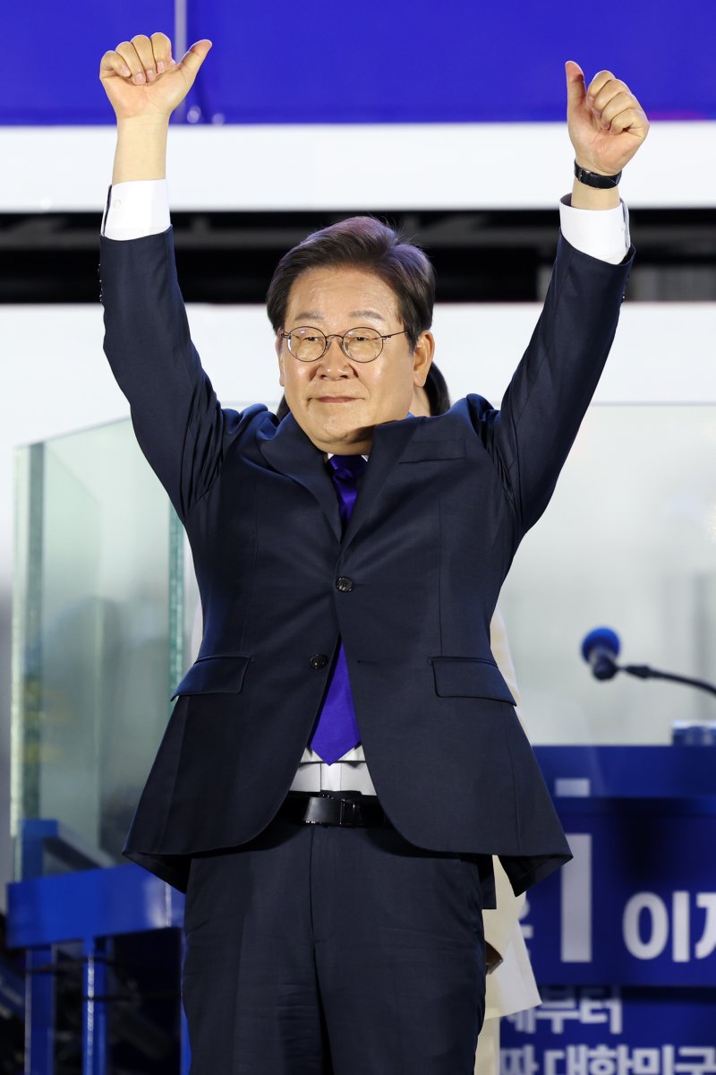 [서울=뉴시스] 조성우 기자 = 이재명 바카라사이트 비타임이 4일 오전 서울 여의도 국회 앞에서 열린 국민 개표방송 행사에서 시민들에게 인사하고 있다. 2025.06.04. xconfind@newsis.com