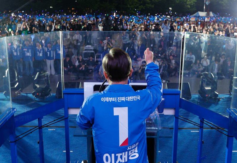 이재명 더불어바카라 가상 머니 사이트당 대통령 후보가 제21대 대통령선거를 하루 앞둔 2일 오후 서울 영등포구 여의도공원에서 열린 마지막 유세에서 엄지 손가락을 치켜들고 있다. 2025.6.2/뉴스1 ⓒ News1 안은나 기자