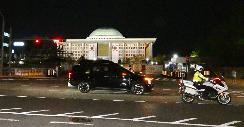 이재명 더불어바카라 가상 머니 사이트당 대통령 후보를 태운 차량이 4일 새벽 당선이 확실시된 가운데 서울 여의도 국회 앞을 지나 중앙당사로 향하고 있다. (공동취재) 2025.6.4/뉴스1 ⓒ News1 안은나 기자