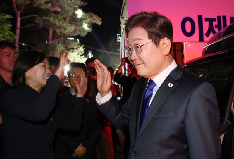 당선이 확실시된 바카라사이트 카지노판 더불어민주당 대통령 후보가 4일 서울 여의도 국회 앞에 마련된 민주당 국민바카라사이트 카지노판방송시청 현장에서 연설을 마친 후 떠나고 있다. 공동취재
