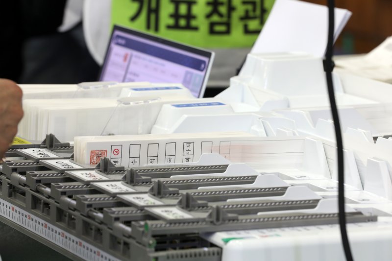 제21대 대통령 선거 투표가 종료된 3일 오후 부산 남구 국립부경대학교 대연캠퍼스 체육관에 마련된 무료 바카라 게임소에서 무료 바카라 게임사무원들이 투표지 분류 작업을 하고 있다. 2025.6.3/뉴스1 ⓒ News1 윤일지 기자