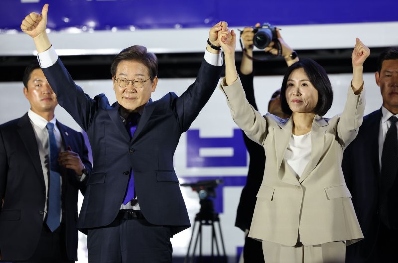 [서울=뉴시스] 조성우 기자 = 바카라사이트 홈런 대통령과 김혜경 여사가 4일 오전 서울 여의도 국회 앞에서 열린 국민 개표방송 행사에서 시민들에게 인사하고 있다. 2025.06.04. xconfind@newsis.com