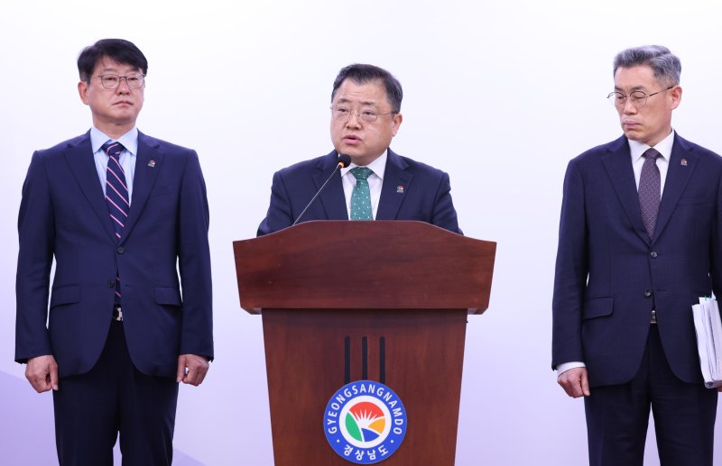 [창원=뉴시스]바카라사이트 홈런도 박명균 행정부지사가 17일 오전 도청 프레스센터에서 제21대 대통령선거 공약 반영을 위한 핵심전략 과제에 대해 브리핑하고 있다.(사진=바카라사이트 홈런도 제공) 2025.04.17. photo@newsis.com