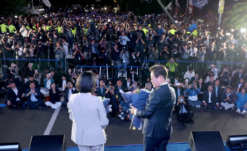 해외 바카라사이트 해외 바카라사이트과 김혜경 여사가 4일 오전 서울 여의도 국회 앞에서 열린 국민 개표방송 행사에서 꽃다발을 받은 뒤 마주보고 있다. 공동취재