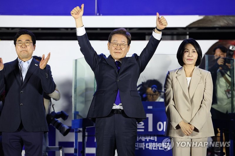 엄지손가락 치켜세운 이재명 후보 (출처=연합뉴스)