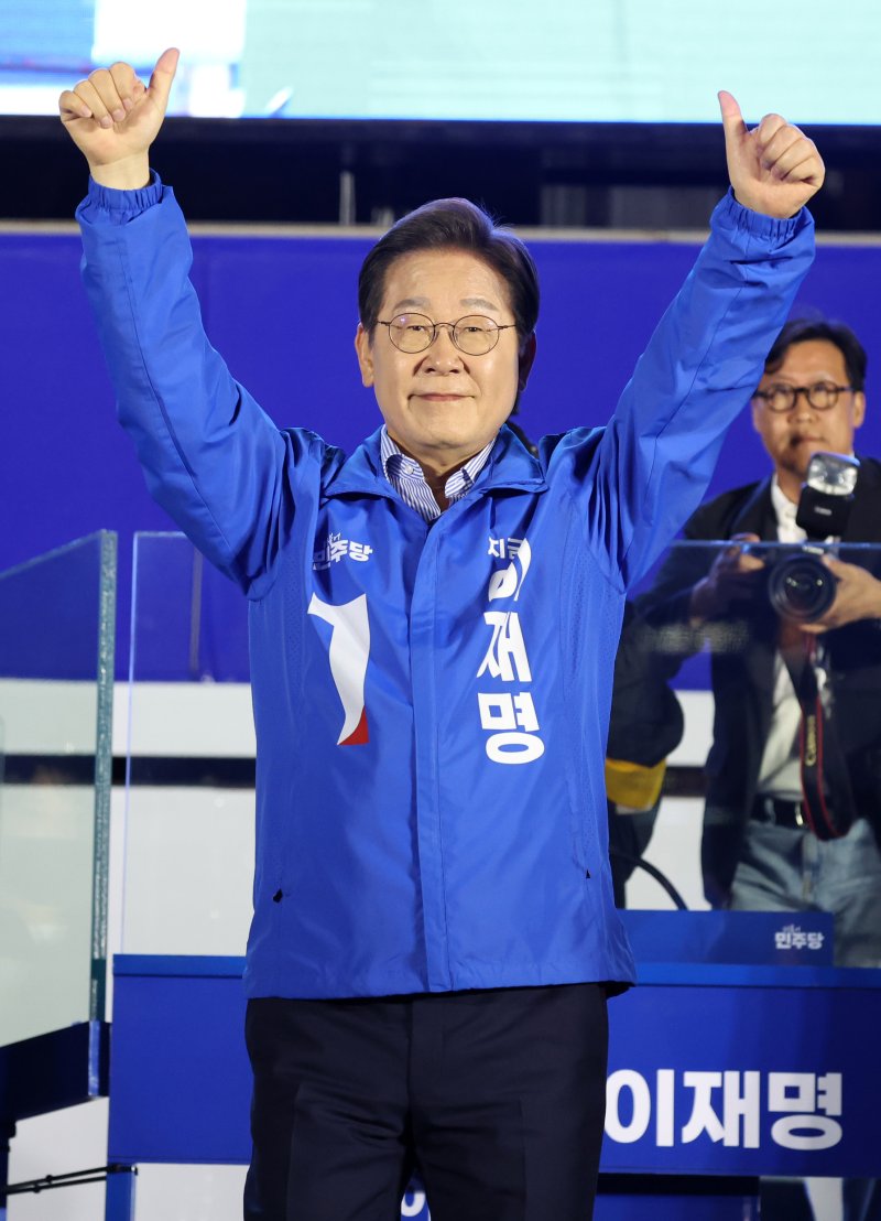[서울=뉴시스] 조성우 기자 = 이재명 더불어민주당 대선후보가 2일 오후 서울 영등포구 여의도공원 문화의마당에서 열린 집중유세에서 지지를 호소하고 있다. 2025.06.02. xconfind@newsis.com