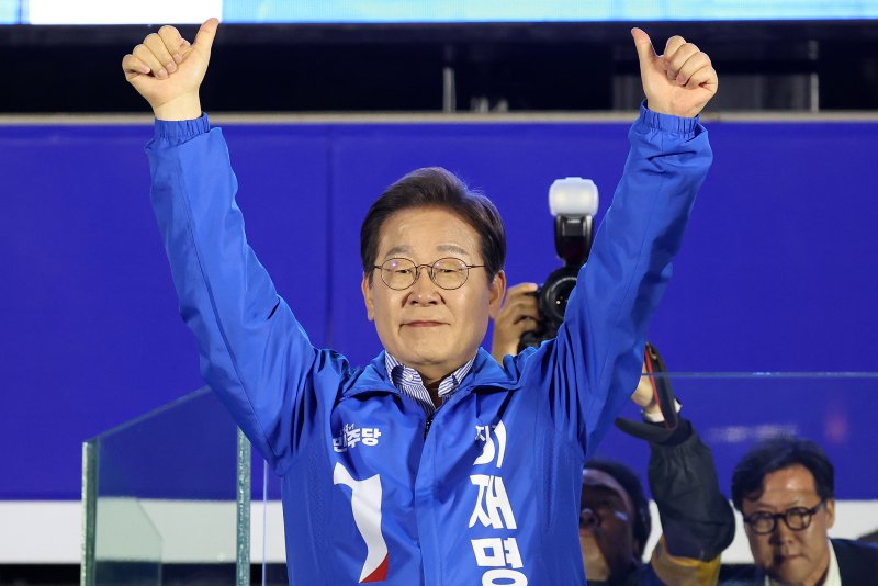 [서울=뉴시스] 조성우 기자 = 사설 바카라 더불어민주당 대선후보가 2일 오후 서울 영등포구 여의도공원 문화의마당에서 열린 집중유세에서 지지를 호소하고 있다. 2025.06.02. xconfind@newsis.com