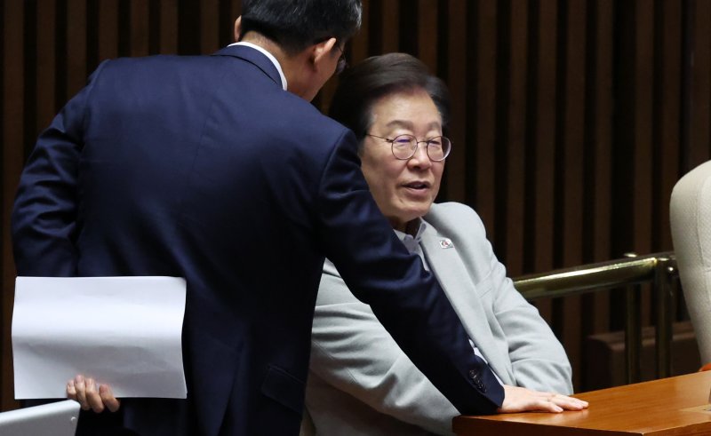 [서울=뉴시스] 조성우 기자 = 메이저 바카라사이트 유니88벳(오른쪽) 전 더불어민주당 대표가 14일 오후 서울 여의도 국회에서 열린 제424회 국회(임시회) 제2차 본회의 정치·외교·통일·안보 분야 대정부질문에서 정성호 의원과 대화하고 있다. 2025.04.14. xconfind@newsis.com