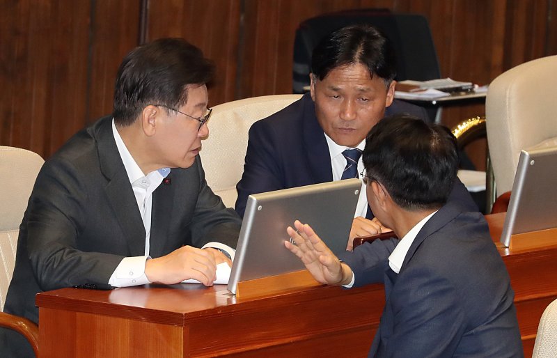 [서울=뉴시스] 이영환 기자 = 메이저 바카라사이트 유니88벳 더불어민주당 대표가 27일 오후 서울 여의도 국회에서 열린 제408회국회(임시회) 제2차 본회의에서 김영진, 조정식 사무총장과 대화를 하고 있다. 2023.07.27. 20hwan@newsis.com
