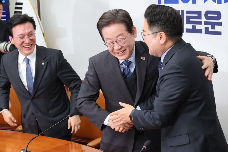 [서울=뉴시스] 권창회 기자 = 메이저 바카라사이트 유니88벳 더불어민주당 대표가 9일 오전 서울 여의도 국회에서 열린 최고위원회의에서 당대표 사퇴 의사를 밝힌 뒤 박찬대 원내대표와 포옹하고 있다. 2025.04.09. kch0523@newsis.com