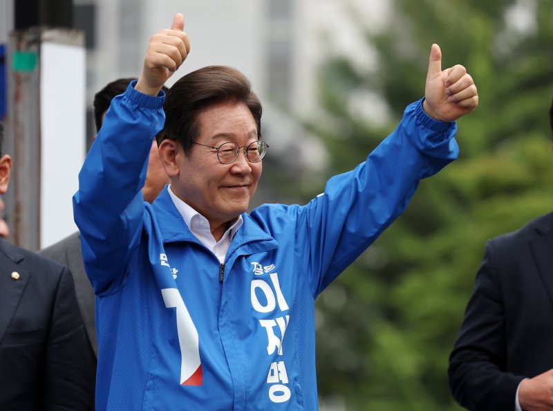 [청주=뉴시스] 조성우 기자 =지난달 31일 오후 충북 청주시 오창프라자1 앞 광장에서 열린 바카라 게임 더불어민주당 대선후보 집중유세에서 연설을 마친 뒤 시민들을 향해 인사하고 있다. 2025.05.31. xconfind@newsis.com