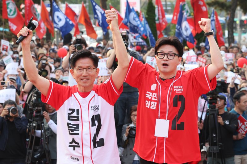 [서울=뉴시스] 권창회 기자 = 한동훈 전 국민의힘 대표가 26일 서울 도봉구 방학사거리 인근에서 열린 김문수 국민의힘 바카라 온라인 후보의 집중유세에서 지원유세를 하고 있다. 2025.05.26. kch0523@newsis.com