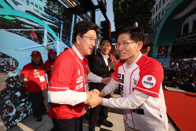 [대구=뉴시스] 고승민 기자 = 김문수 국민의힘 바카라 온라인 후보가 12일 대구 중구 서문시장에서 권성동 공동선대위원장과 악수를 하고 있다. 2025.05.12. kkssmm99@newsis.com