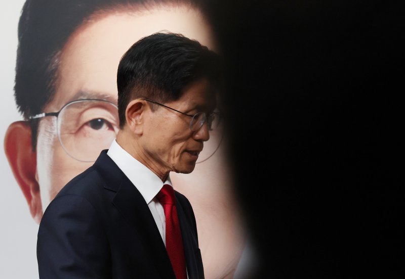 [서울=뉴시스] 고승민 기자 = 김문수 국민의힘 바카라 전략 후보가 4일 서울 여의도 당사에서 바카라 전략 승복 기자회견을 마친 뒤 이동하고 있다. (공동취재) 2025.06.04. photo@newsis.com