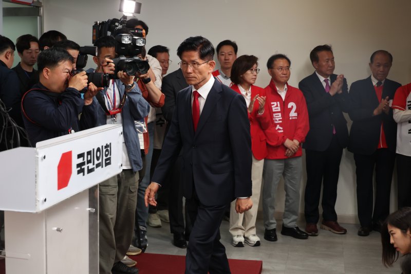 [서울=뉴시스] 고승민 기자 = 김문수 국민의힘 바카라 전략 후보가 4일 서울 여의도 당사에서 바카라 전략 승복 기자회견을 하고 있다. 2025.06.04. kkssmm99@newsis.com