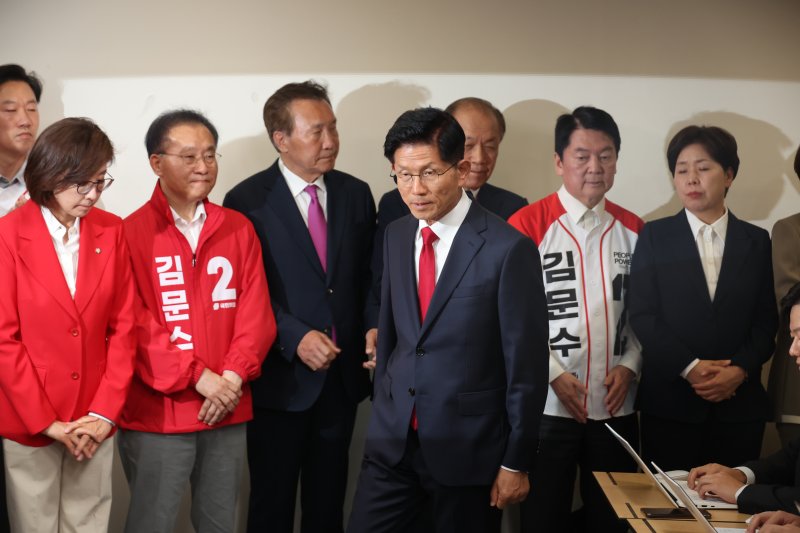 [서울=뉴시스] 고승민 기자 = 김문수 국민의힘 바카라 전략 후보가 4일 서울 여의도 당사에서 바카라 전략 승복 기자회견을 하고 있다. 2025.06.04. kkssmm99@newsis.com