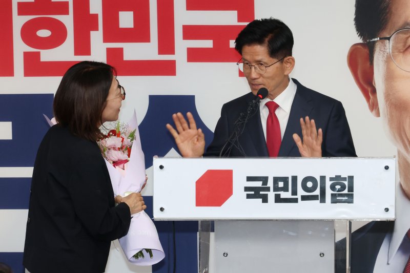[서울=뉴시스] 고승민 기자 = 김문수 국민의힘 바카라 전략 후보가 4일 서울 여의도 당사에서 바카라 전략 승복 기자회견을 마친 뒤 관계자가 전달하는 꽃다발을 거절하고 있다. (공동취재) 2025.06.04. photo@newsis.com