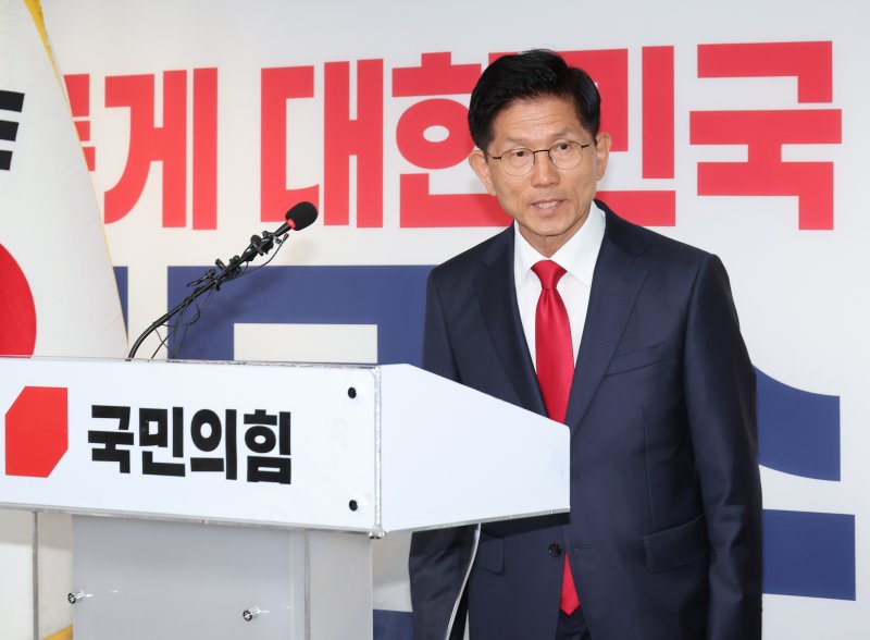 [서울=뉴시스] 고승민 기자 = 김문수 국민의힘 바카라 전략 후보가 4일 서울 여의도 당사에서 바카라 전략 승복 기자회견을 마친 뒤 이동하고 있다. (공동취재) 2025.06.04. photo@newsis.com