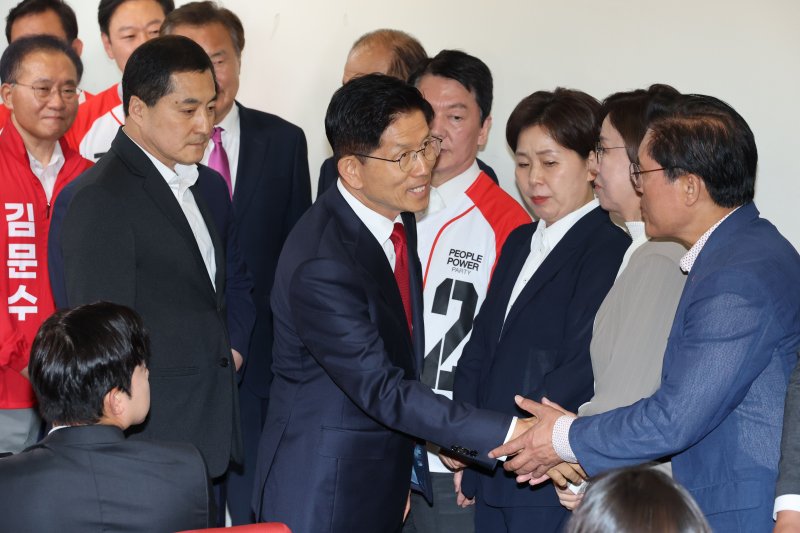 [서울=뉴시스] 고승민 기자 = 김문수 국민의힘 바카라 전략 후보가 4일 서울 여의도 당사에서 바카라 전략 승복 기자회견을 마친 뒤 의원들과 인사하고 있다. (공동취재) 2025.06.04. photo@newsis.com