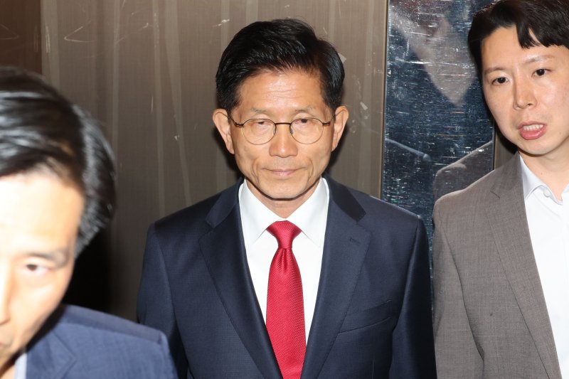 [서울=뉴시스] 고승민 기자 = 김문수 국민의힘 바카라 전략 후보가 4일 서울 여의도 당사에서 바카라 전략 승복 기자회견을 마친 뒤 엘리베이터에 탑승해 있다. (공동취재) 2025.06.04. photo@newsis.com