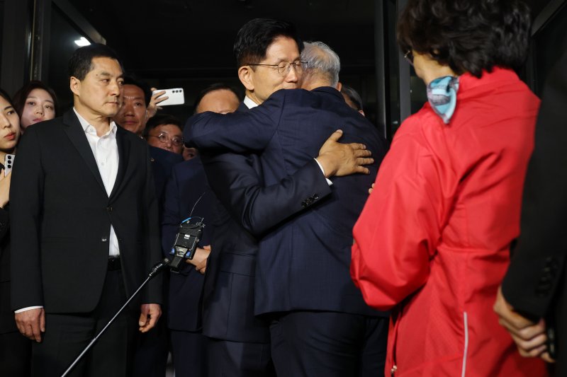 [서울=뉴시스] 고승민 기자 = 김문수 국민의힘 바카라 전략 후보가 4일 서울 여의도 당사에서 바카라 전략 승복 기자회견을 마친 뒤 지지자와 포옹하고 있다. (공동취재) 2025.06.04. photo@newsis.com