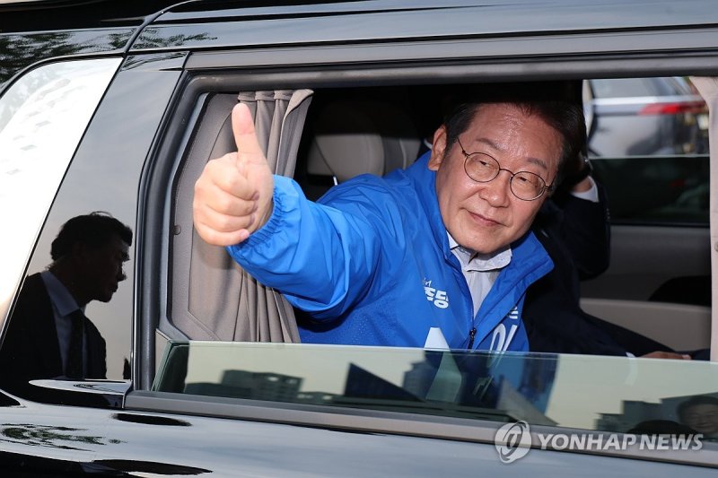 세종시민들에게 인사하는 이재명 후보 (출처=연합뉴스)