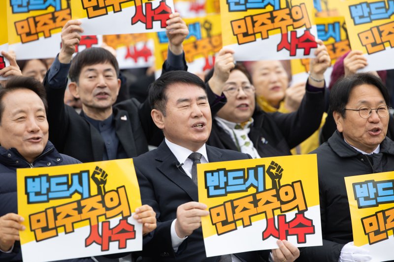 이정선 바카라사이트 정보바카라사이트 정보감이 12일 제45회 5·18민중항쟁기념행사위 출범식에 참석해 피켓을 들고 구호를 외치고 있다.(바카라사이트 정보바카라사이트 정보청 제공. 재배포 및 DB 금지)