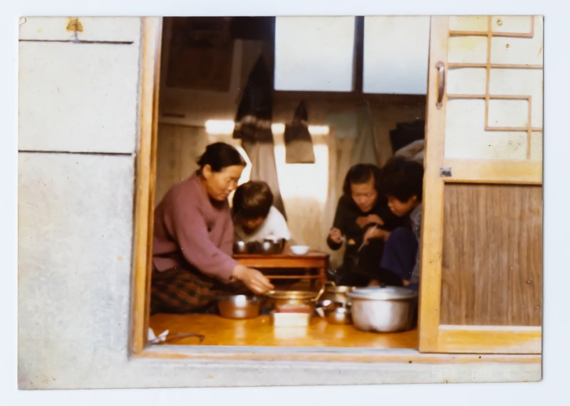 1980년 성남으로 이사온지 4년 만에 지하를 벗어나 처음 1층으로 이사한 날, 가족들과 이재명 바카라사이트 캡틴(왼쪽바카라사이트 캡틴 두 번째). (사진=더불어민주당 제공) *재판매 및 DB 금지