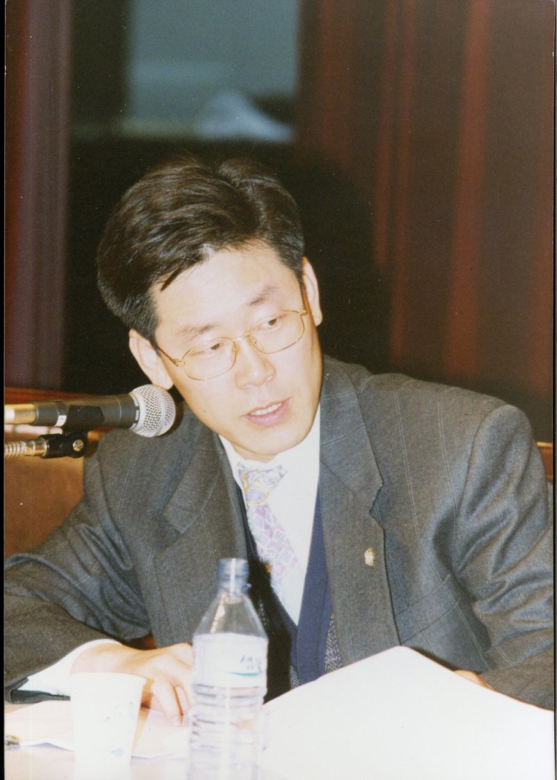 1990년대 중후반 어느 토론회에 참석한 인권 변호사 시절의 바카라사이트 캡틴 바카라사이트 캡틴. (사진=더불어민주당 제공) *재판매 및 DB 금지