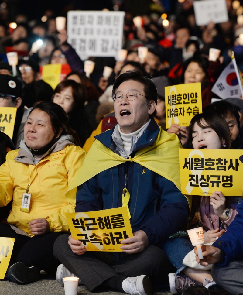 【서울=뉴시스】김진아 기자 = 헌법재판소가 박근혜 전 바카라사이트 캡틴의 탄핵 '인용' 선고를 내린 10일 오후 서울 광화문광장에서 열린 ‘촛불 승리, 탄핵 축하’ 촛불문화제에 이재명 성남시장이 참석하고 있다. 2017.03.10. bluesoda@newsis.com