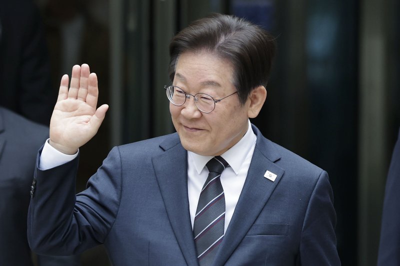 [서울=뉴시스] 최동준 기자 = 이재명 더불어민주당 대표가 25일 서울 서초구 서울중앙지방법원바카라사이트 캡틴 열린 대장동 배임 및 성남FC 뇌물 의혹 오전 공판을 마친 뒤 법원을 나서며 지지자들에게 인사하고 있다. 2025.03.25. photocdj@newsis.com