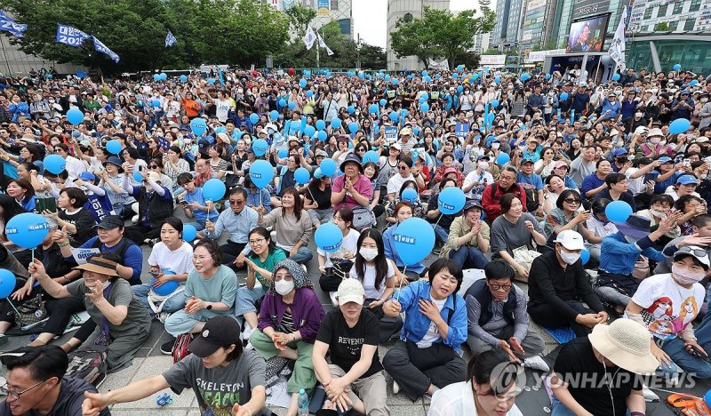 이재명 후보에게 환호하는 성남 시민들 (출처=연합뉴스)